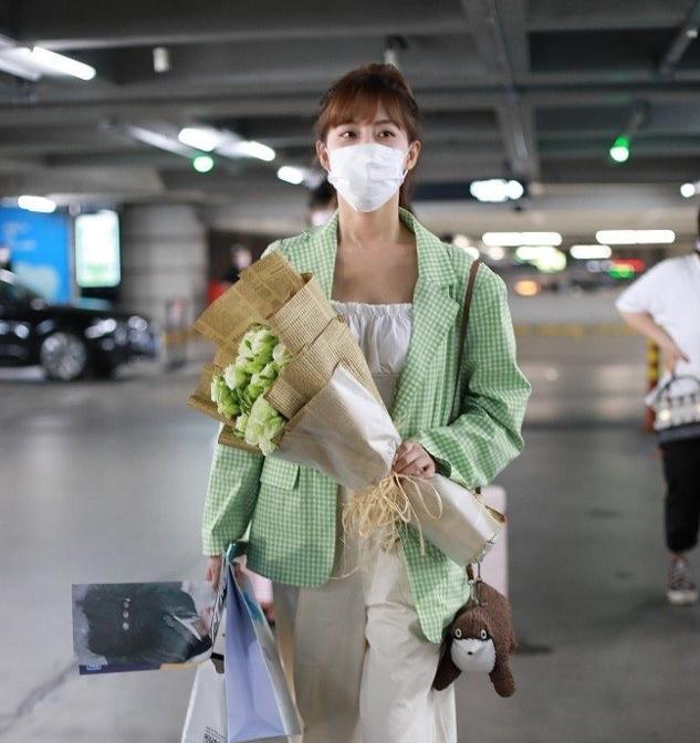 李艺彤街拍薄荷绿西装亚麻布阔腿裤pvc凉鞋清新甜美