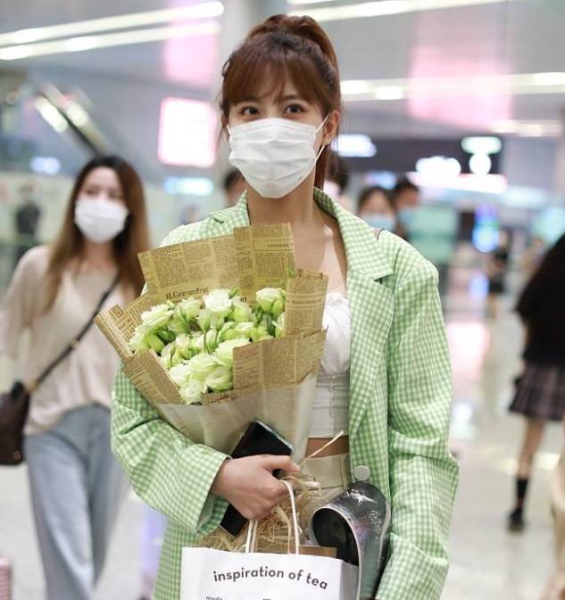 李艺彤街拍薄荷绿西装亚麻布阔腿裤pvc凉鞋清新甜美