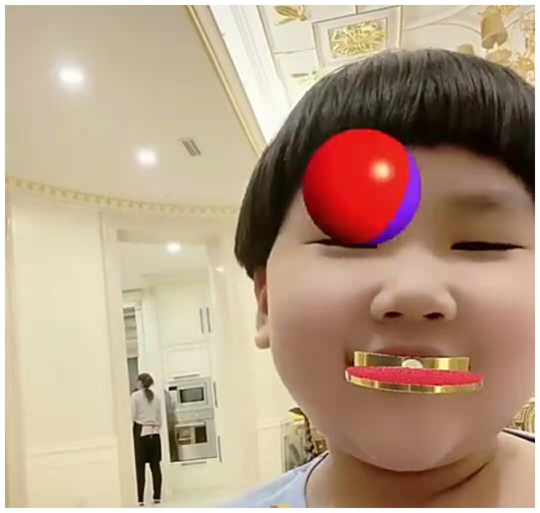 郭德纲老婆晒小儿子郭汾瑒顶锅盖头肉嘟嘟和郭麒麟长相差距大