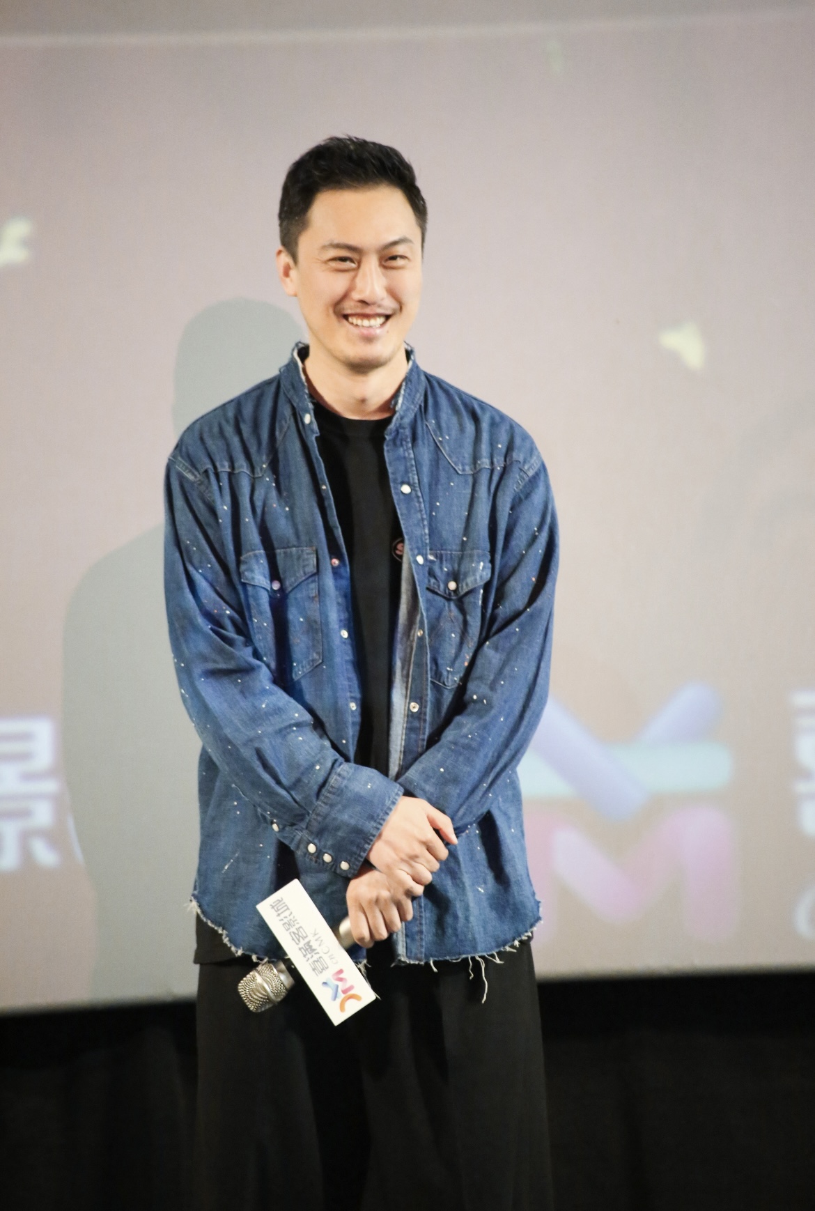 许君聪现身奇迹笨小孩南京路演现场给大家炫一个