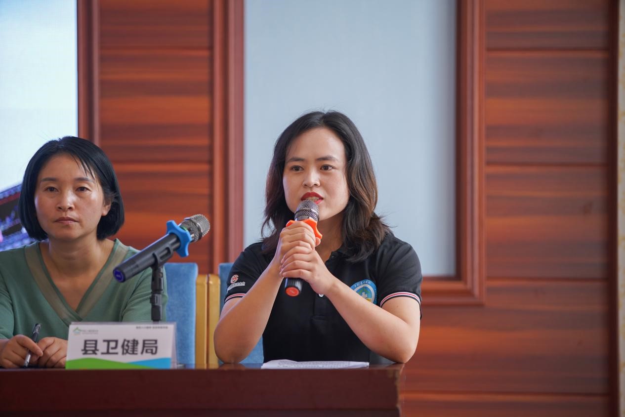 结业座谈会上,镇雄县卫健局黄佳梅副局长和艾莉亚股长与村医们亲切