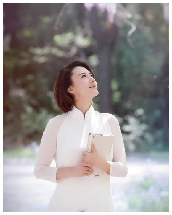 41岁央视美女主持人张蕾唯美写真犹如人间仙子气质真好