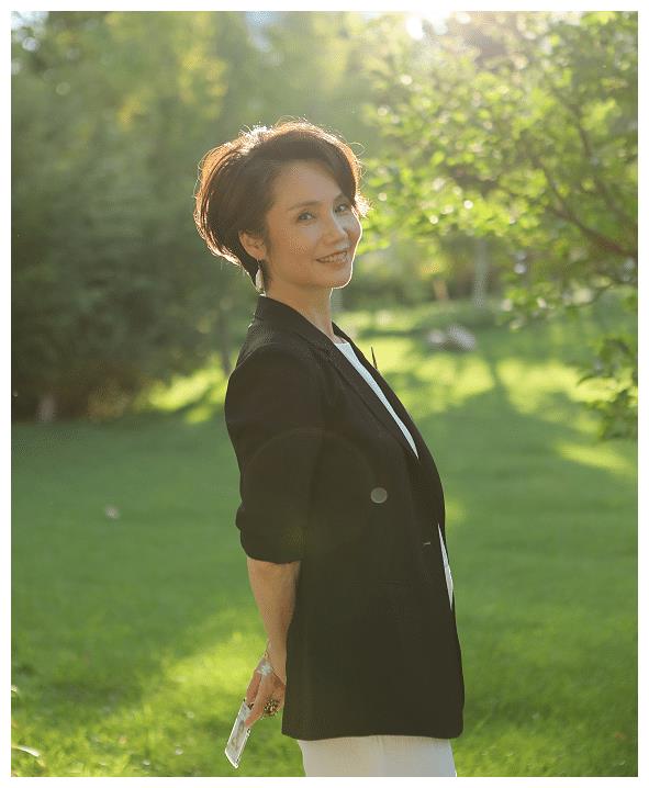 60岁徐俐首晒退休生活照妆容精致气质突出被赞自然老去