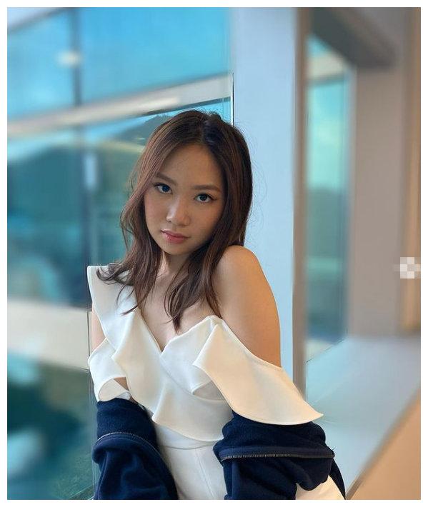 甄子丹女儿大秀傲人好身材,长腿蚂蚁腰超吸睛,年仅16比例惊人