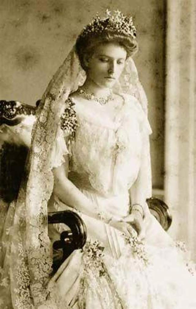 1903年,她嫁给了希腊和丹麦的安德鲁王子,成为安德鲁公主因为她的