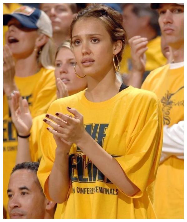 比如歌星蕾哈娜经常观看詹姆斯的比赛,而我国著名女星章子怡就非常