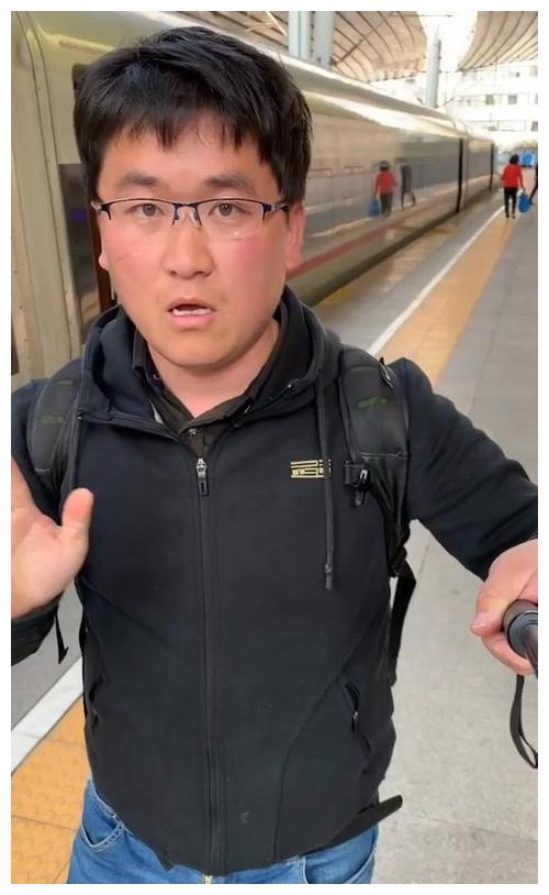 据说只会傻笑的姜涛月入百万,如今还收徒了?两女一男,为什么!