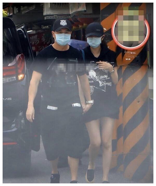 安以轩和百亿老公陈荣炼出街,挺孕肚四肢太纤细,背影哪像孕妇?