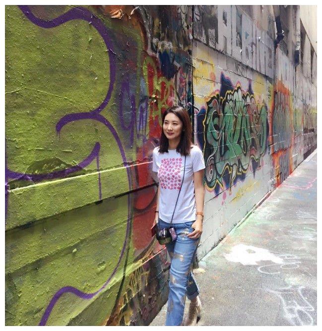 正文            郭珍霓在旅游的时候,很喜欢拍下当时的旅游照;她穿着