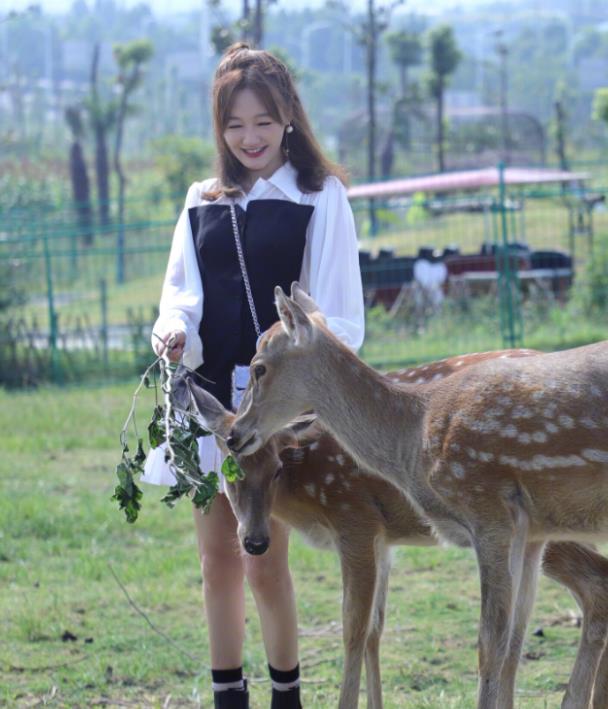 服了胡歌的最美前任穿衬衫裙扎丸子头42岁美回哈妹