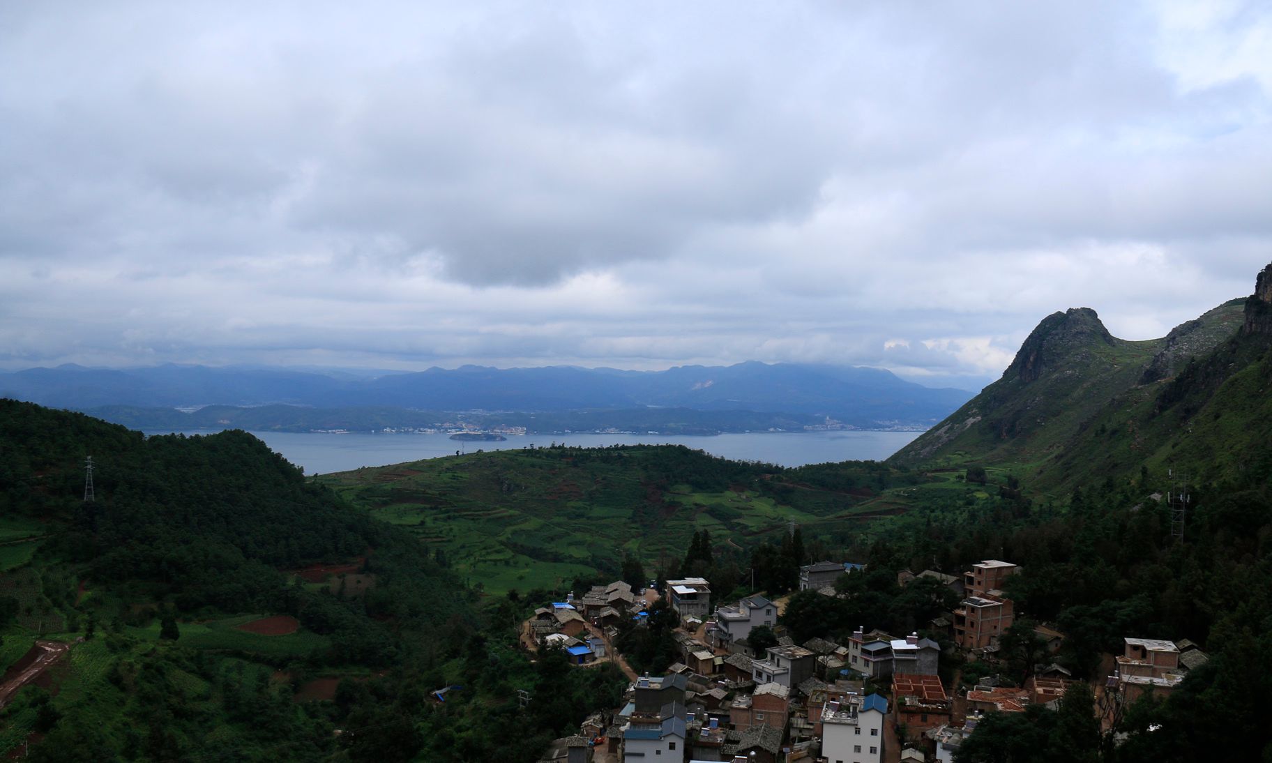 抚仙湖边上的红石岩村