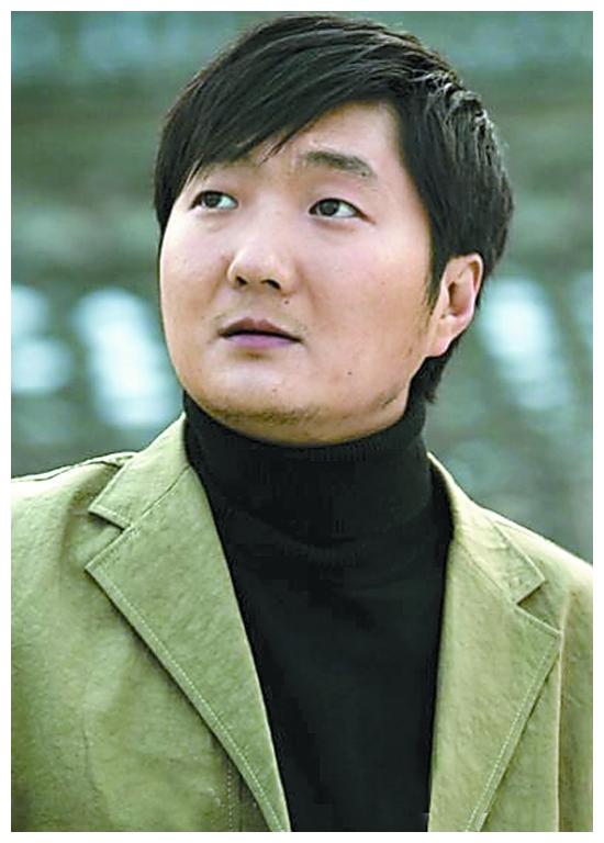 曾扮演过《士兵突击》里的许二和,《吕梁英雄传》里的王臭子,《铿锵