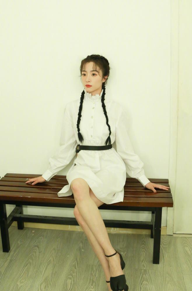 胡冰卿穿搭很大家闺秀呀白色复古衬衫裙清纯可人真是人如其名