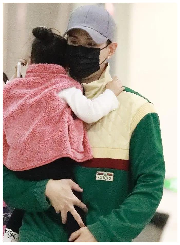 经超携妻女下班太温馨单手抱3岁女儿显爸爸力大6岁妻子超美