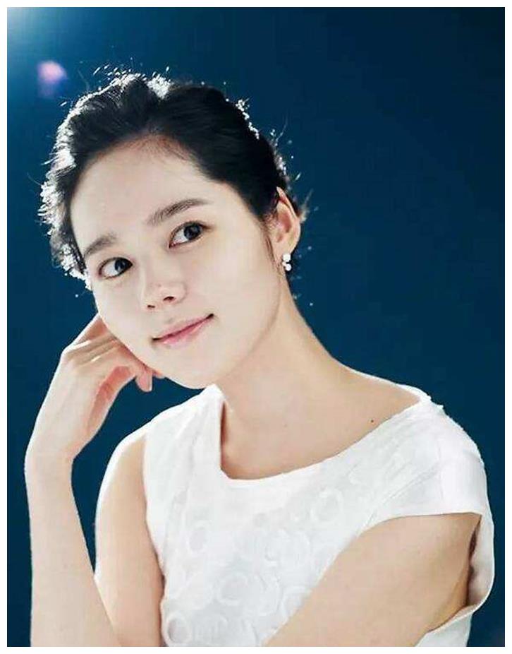 长相出众演技精湛,一时间韩佳人称为国民女神,事业正当红的时候