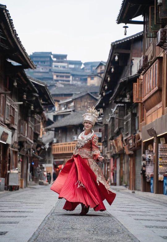 种服饰,从精细华美的施洞苗服饰到原始粗犷的南丹苗服饰,风格款式各异