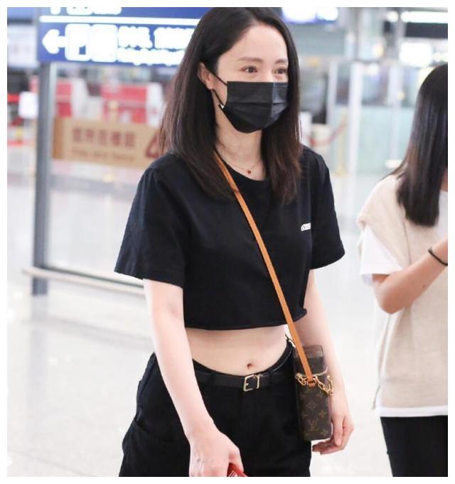 董璇恋爱后越发自信,罕见穿高腰露脐装现身机场,大秀平坦小腹