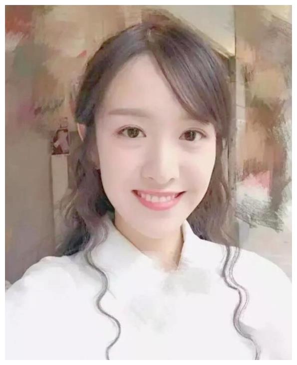 女演员晁然直播时曝出不当言论,之后为自己不当言论道歉!