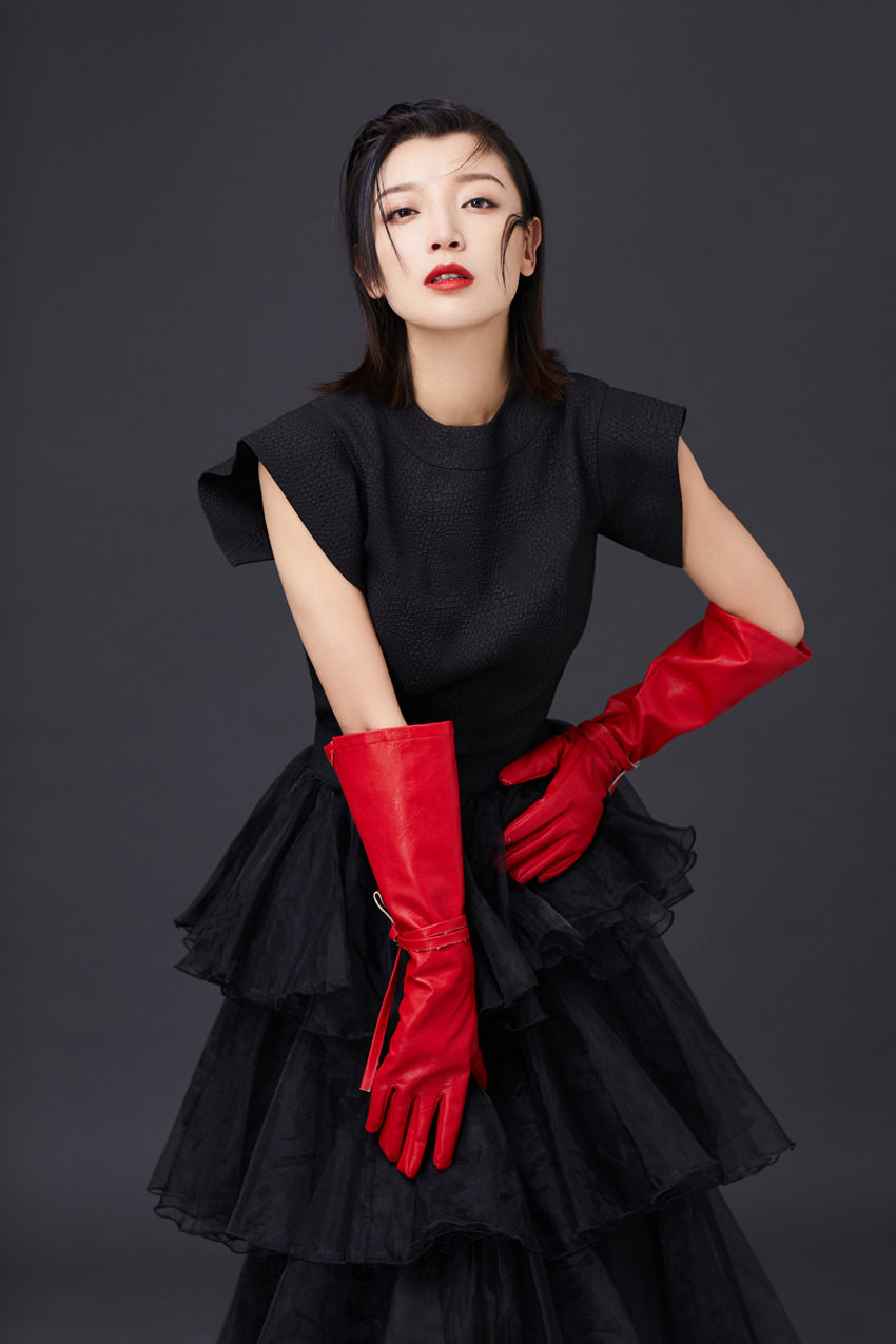 高晓菲新写真复古与时尚完美结合 演绎"赤色浪漫"