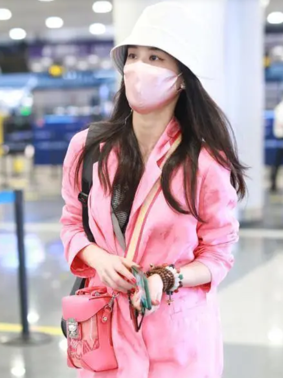 黄圣依穿一件芭比粉西装,看到效果后,一般人驾驭不了!