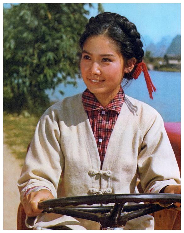 1978年,她在北影厂的《南疆春早》中扮演女主角春涛,搭档的演员有蔡明