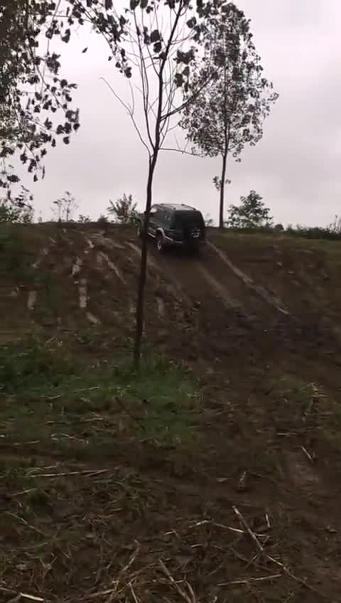 视频：开着猎豹飞腾金秋出行去山里爬坡越野！