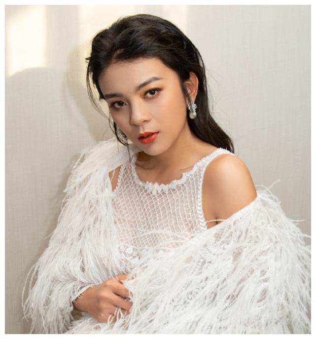 谈莉娜又在玩文字游戏!肖战粉丝懒得理,郑爽粉丝直接开怼__财经头条