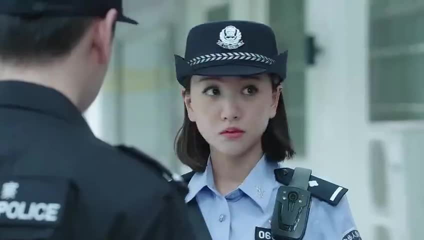 警犬来啦:女警彪悍阻拦斗殴,小伙却拿催泪喷雾傻站,太怂了