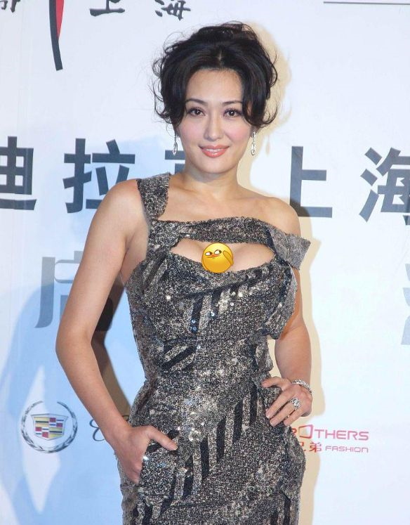 孟广美真挺放得开的穿长裙还在领子上掏个洞挤出肉真惹眼