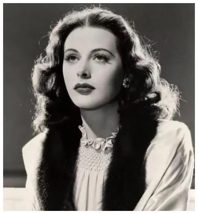 她因历史性的全裸出镜而震惊整个世界甚至还遭受教皇的谴责