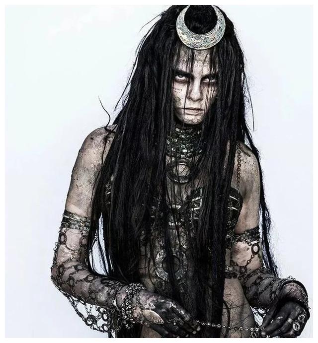 在第一部《自杀小队》中,卡拉·迪瓦伊饰演的"魅巫"是整部电影的主要