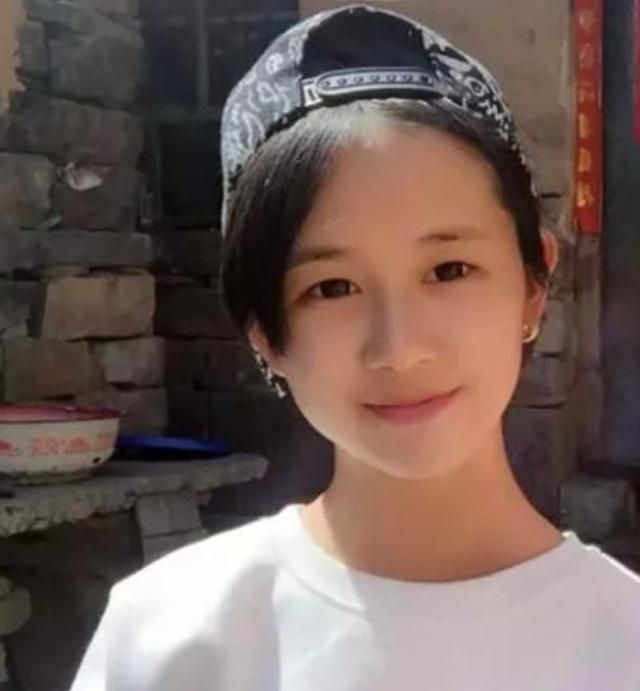 她是《变形计》中的假小子,19岁穿"露胃装",漫画腰不输杨幂_高清图集