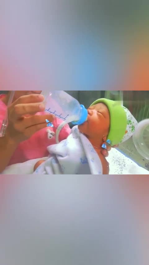 给保温箱里的新生儿喂奶宝宝吸得好认真这样子真招人喜欢