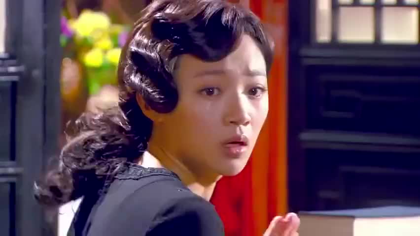 金夫人手下来到雪梅住处,打晕芸姑,要杀雪梅时,救星及时赶到