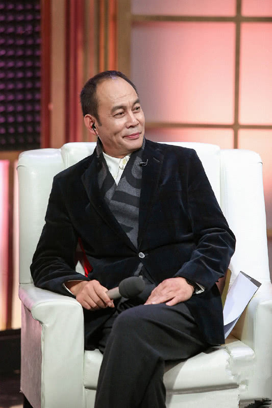 张光北身穿丝绒款西装搭围巾气质好得很