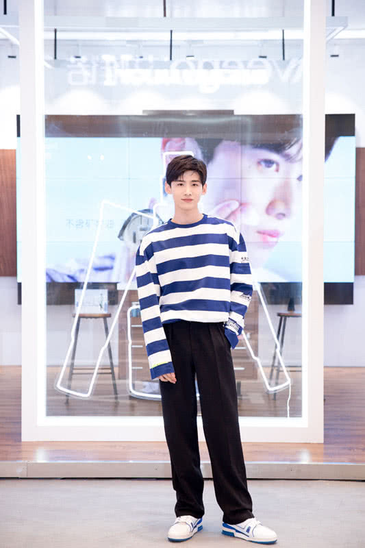 白敬亭穿条纹长袖卫衣配阔腿裤男生这么穿清秀帅气