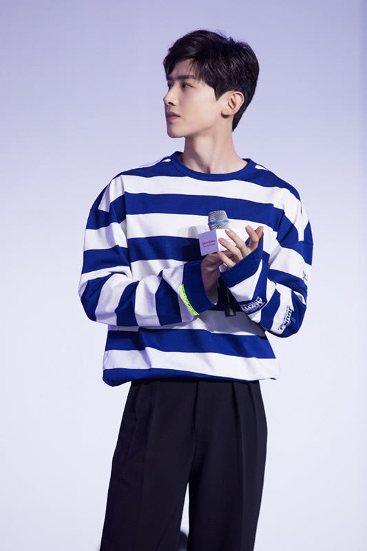 白敬亭穿条纹长袖卫衣配阔腿裤男生这么穿清秀帅气