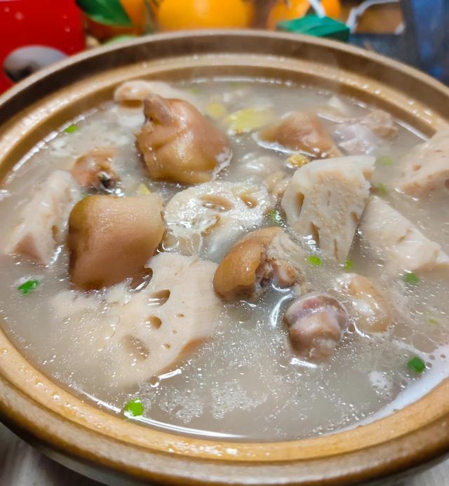洪湖莲藕炖猪蹄配个蘸水解油腻