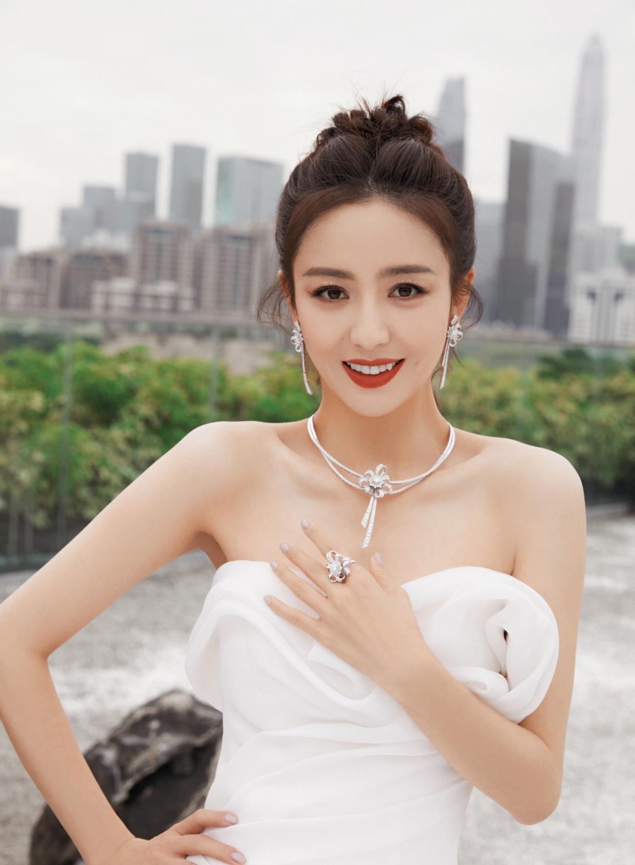 佟丽娅用乐观面对每一天用笑容感染每一个人