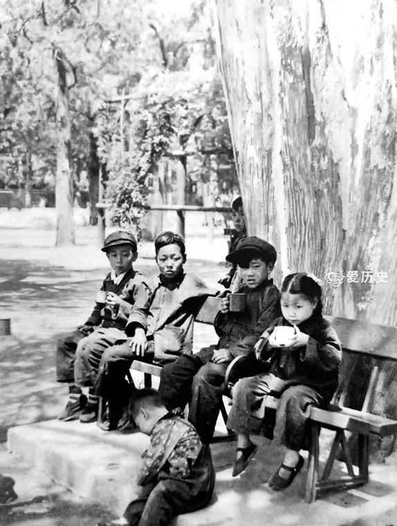 50年代城里孩子们的幸福生活 这种幼儿园专车坐过的都有孙子了__财经头条