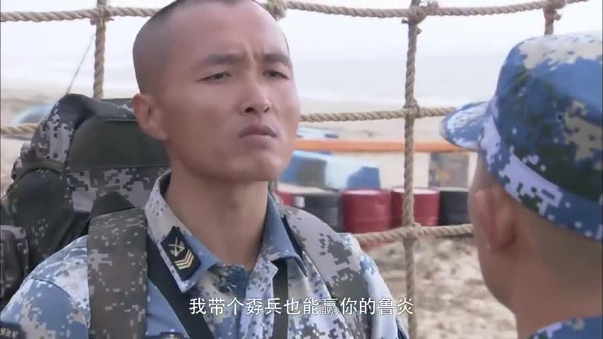 火蓝刀锋1:蒋小鱼练俯卧撑耍滑头,看柳小山怎么治他,太逗了