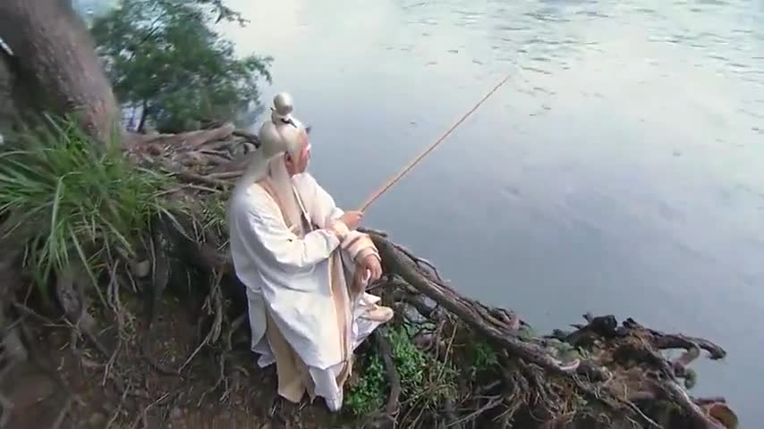 封神榜:姜子牙离水三寸钓鱼,众人都以为不可能钓到鱼,结果亮了