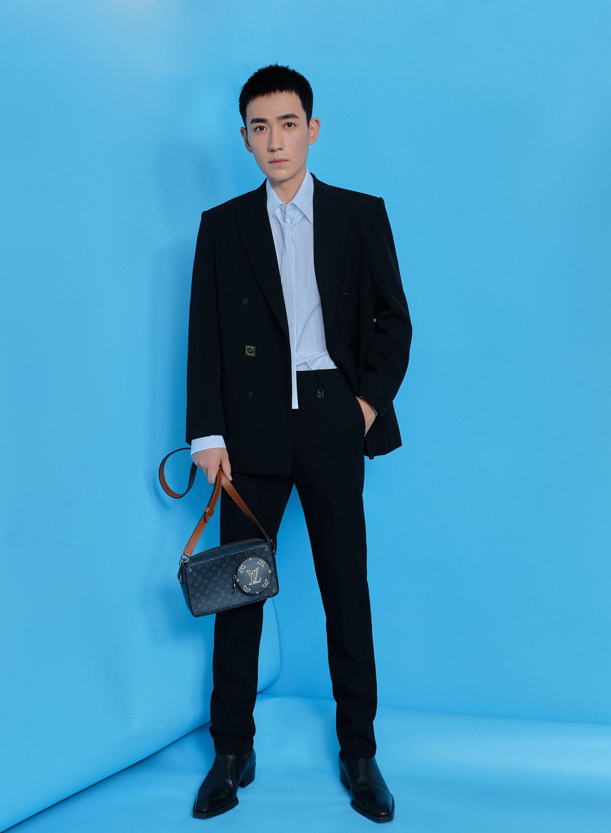 朱一龙短发造型更显眉眼深邃,近照可看清脸上青筋_高清图集_新浪网