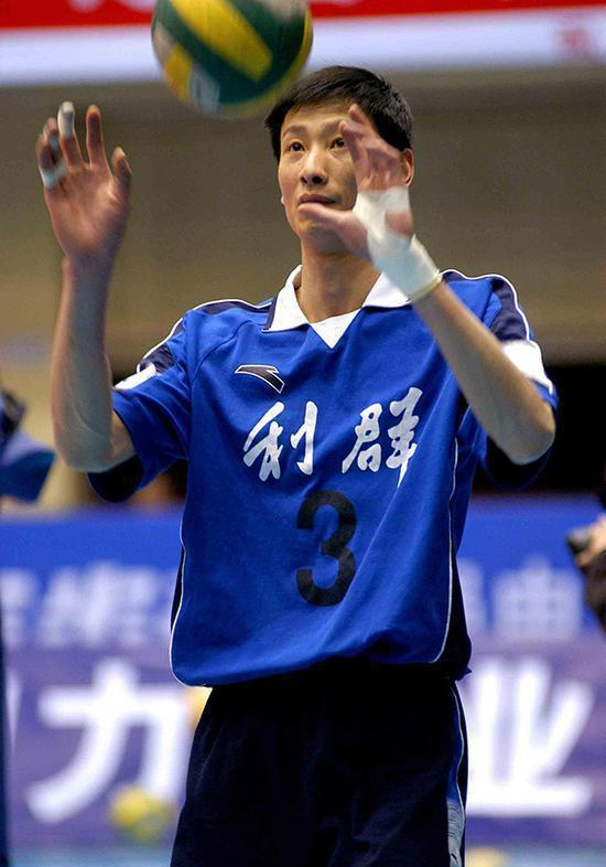 53岁"球二代"被姚明聘为总教练,父母弟弟妻子儿子都是球员|郑亮|郑武