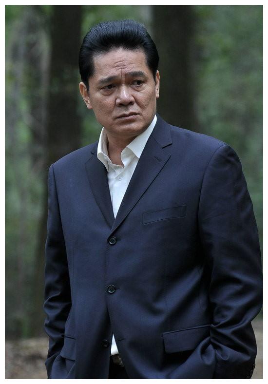 而他把这个角色心狠手辣和精明能干展现的淋漓尽致,他就是演员申军谊