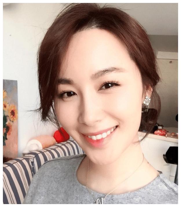 她被称为"微笑女王",被传嫁给大15岁导演,如今36岁婚姻很幸福|李呈媛