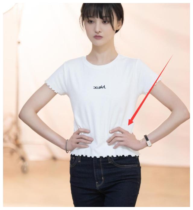 郑爽的腰到底有多细?当她双手掐腰,看清测量结果,真羡慕了