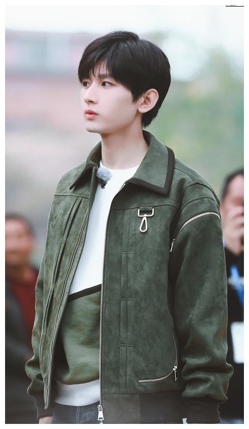 成毅《跑男》路透服饰盘点!绿色小孔雀白色小奶狗,蓝色大哥哥