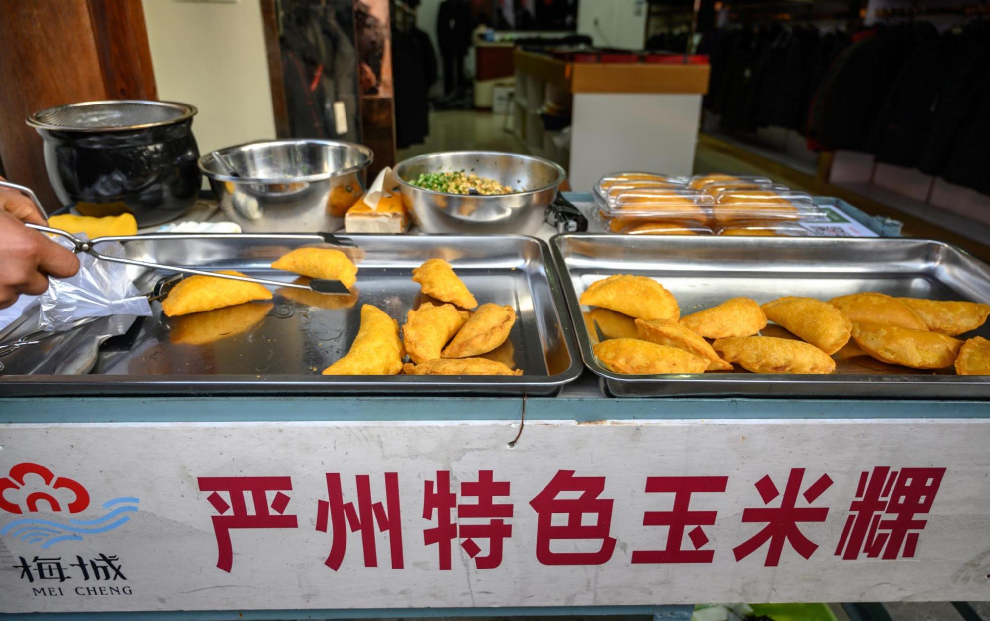 建德梅城古镇最奇葩的小吃里面裹着臭豆腐游客表示很好吃