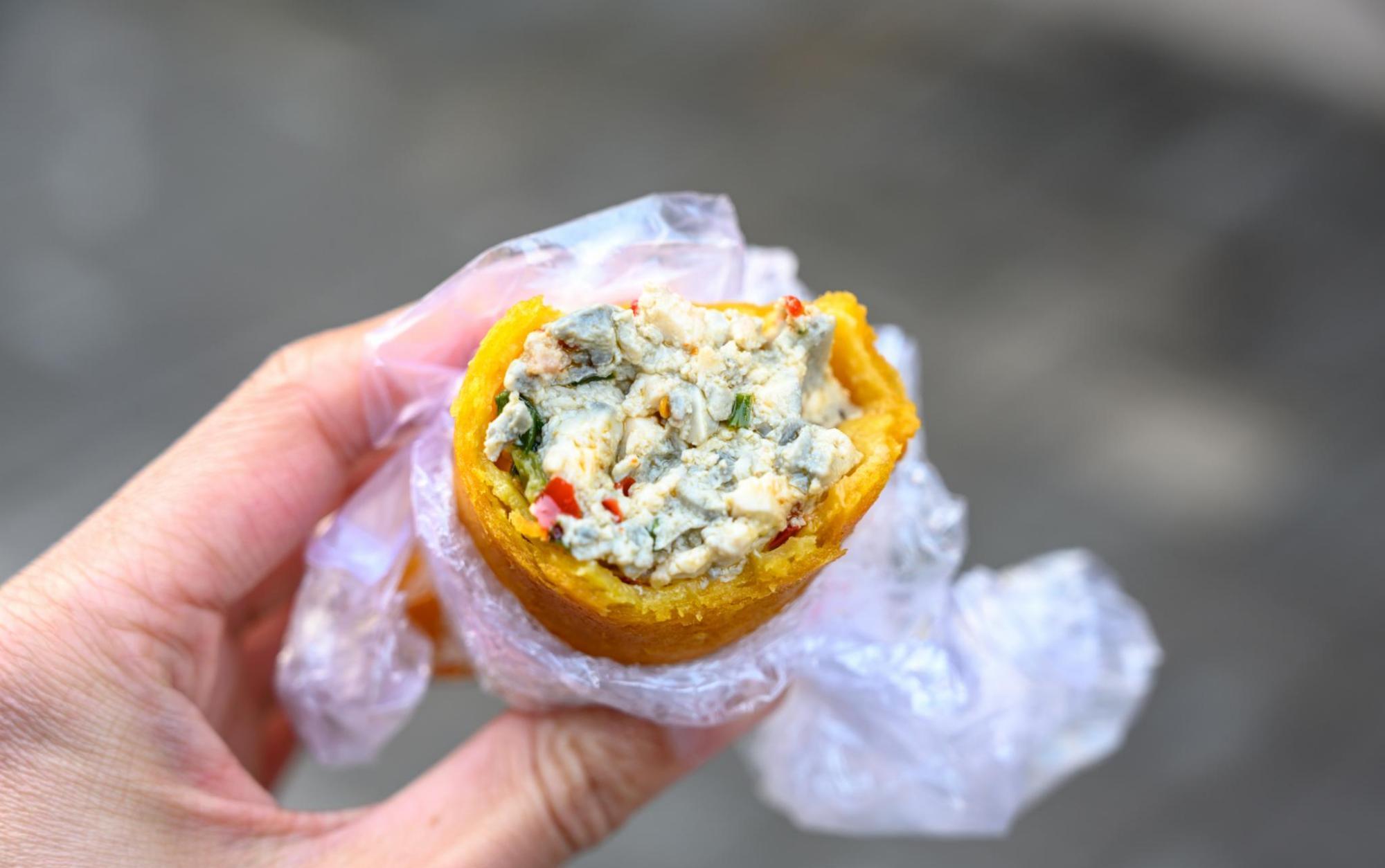 建德梅城古镇最奇葩的小吃里面裹着臭豆腐游客表示很好吃